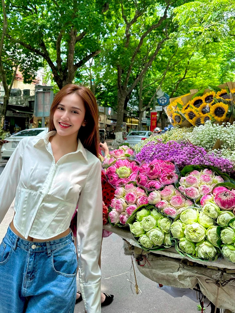 Linh Emma dạo phố thu Hà Nội