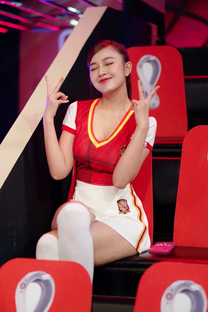 Linh Emma cũng là khuôn mặt ấn tượng trong các chương trình Nóng cùng World Cup của VTV