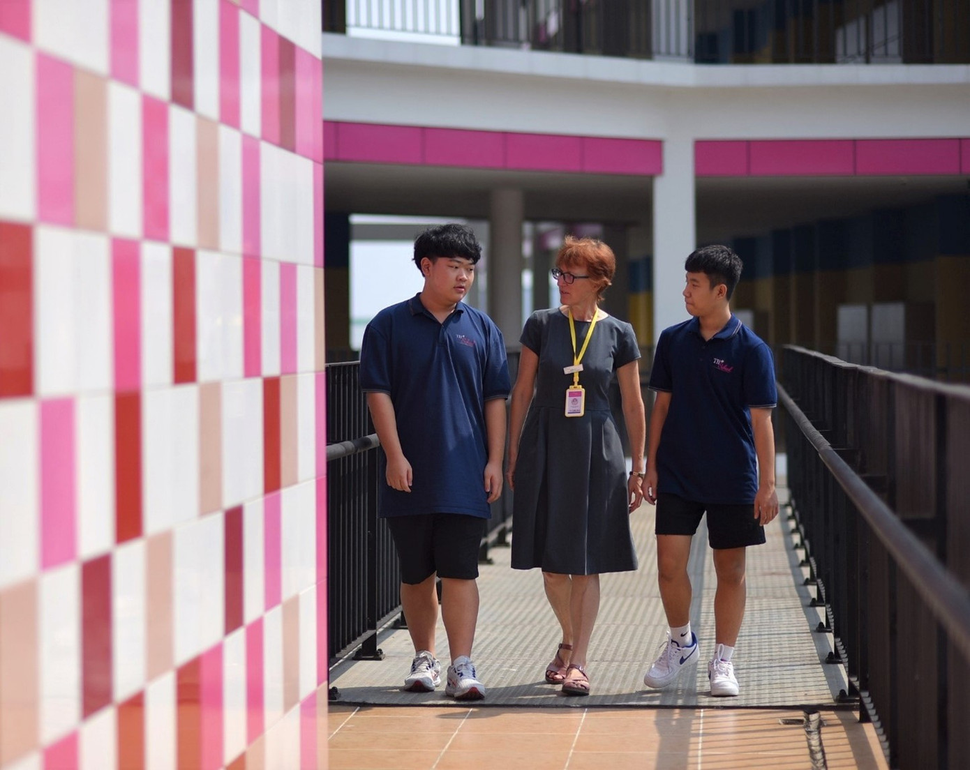 Học sinh nội trú của TH School hiểu rằng, thầy cô luôn ở bên, quan tâm đến cảm xúc của các con.