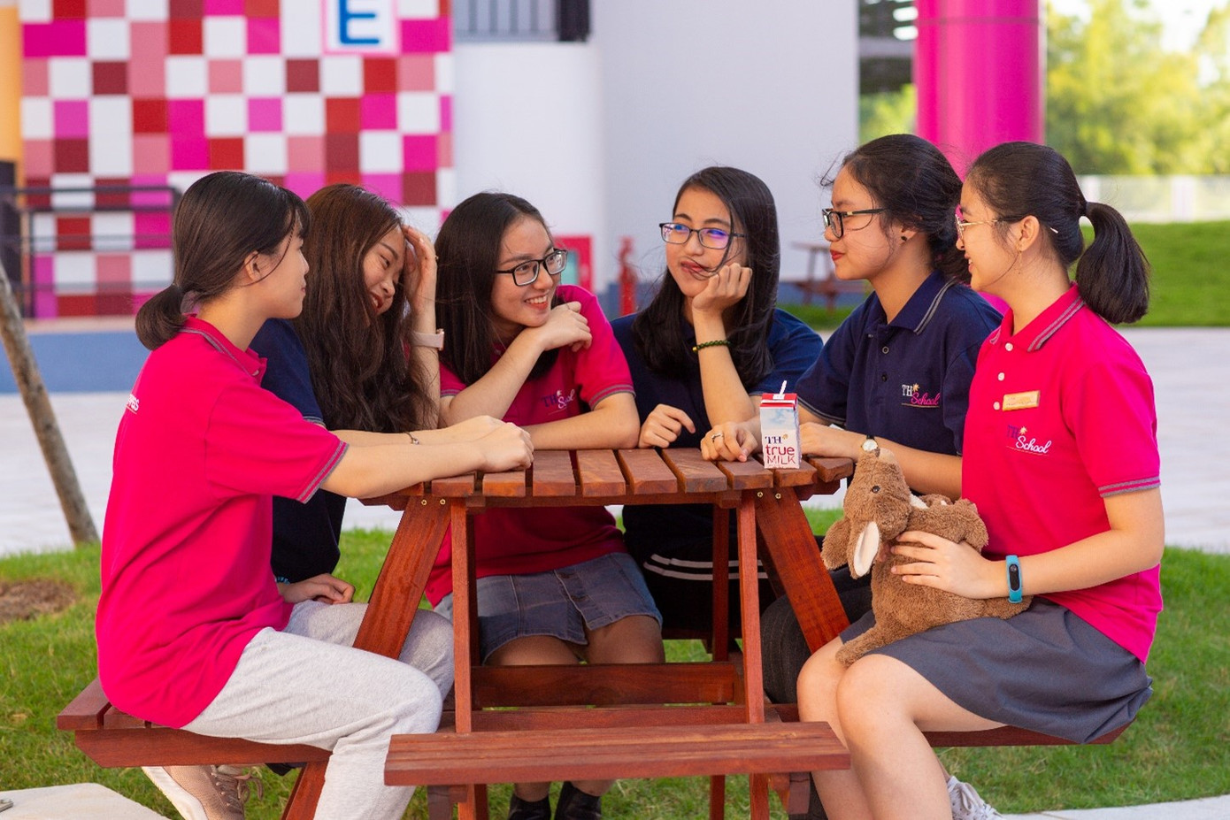 Tình bạn gắn bó thân thiết là những kỷ niệm đẹp học sinh nội trú TH School Hòa Lạc mãi mãi mang theo.