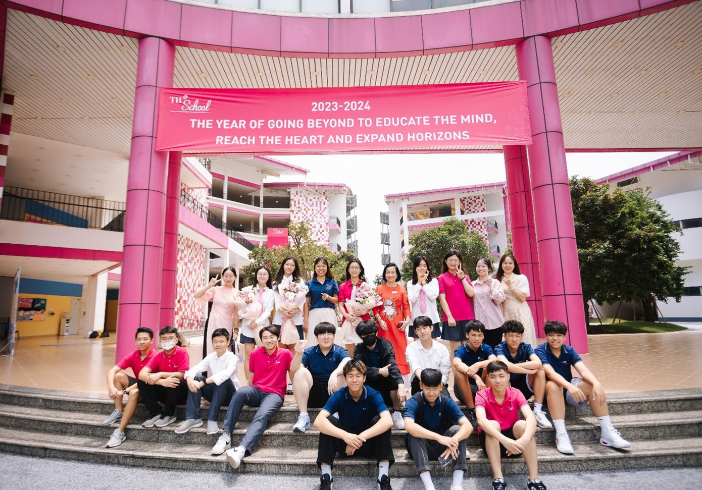 “Về lại Hòa Lạc, gặp lại thầy cô, bạn bè… chúng em thấy như là được về nhà!” – học sinh TH School cơ sở Hòa Lạc chia sẻ cảm xúc trong ngày quay lại trường sau những tháng ngày nghỉ hè xa cách