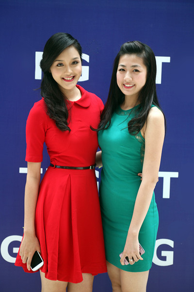 Đối với 2 Á hậu, tham gia Chủ Nhật Đỏ và hiến máu là điều hạnh phúc. Ảnh: Hiển Xăm