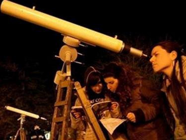 Các nhà thiên văn nghiệp dư quan sát nguyệt thực ở Varna, phía đông thủ đô Sofia của Bulgaria - Ảnh: AP