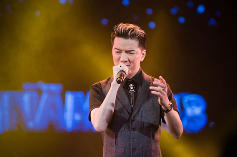 Nam ca sĩ làm nhiều việc thiện để thực hiện lời hứa với Tổ nghề. Nam ca sĩ làm nhiều việc thiện để thực hiện lời hứa với Tổ nghề