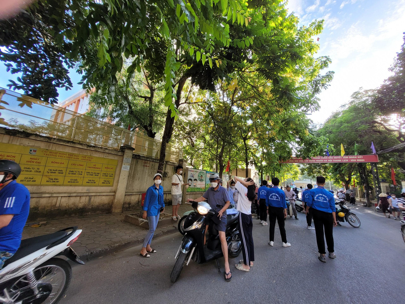Tại điểm thi Việt Nam – Angieri luôn có các thanh niên, sinh viên tình nguyện tham gia điều tiết giao thông và hướng dẫn người nhà thí sinh gửi xe đúng nơi quy định.