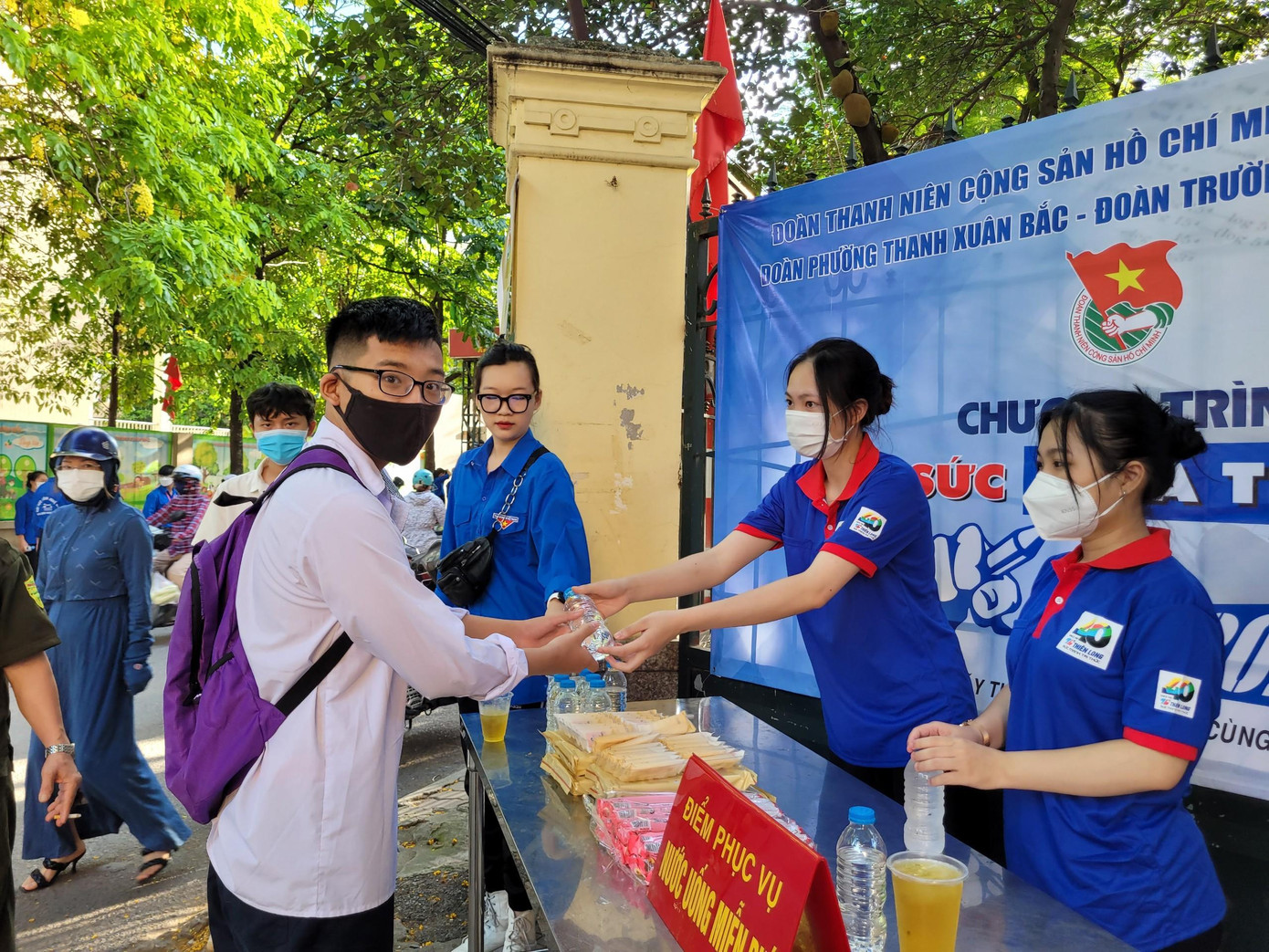 Thanh niên, sinh viên tình nguyện phát nước miễn phí cho thí sinh