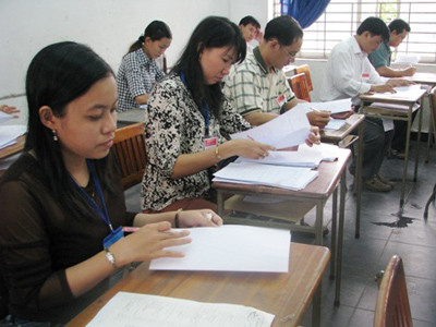 Chấm thi đại học 2012. Ảnh minh họa: Dân Trí. Chấm thi đại học 2012. Ảnh minh họa: Dân Trí