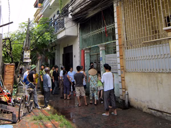 Nhiều người dân tham gia chữa cháy