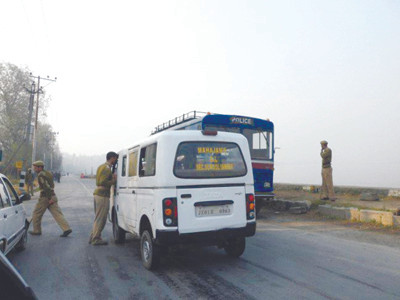 Lệnh giới nghiêm - mọi xe qua lại đều bị kiểm tra. Ảnh: K.H Lệnh giới nghiêm - mọi xe qua lại đều bị kiểm tra