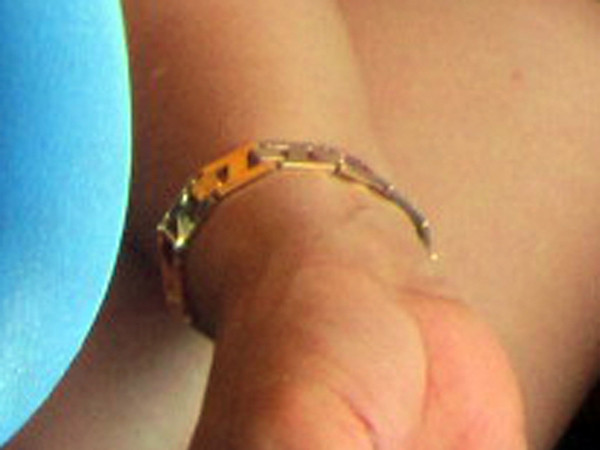 Hình ảnh chiếc lắc trên tay bà Hà là manh mối giúp công an buộc bà Hường nhận tội. Ảnh: Gia đình cung cấp