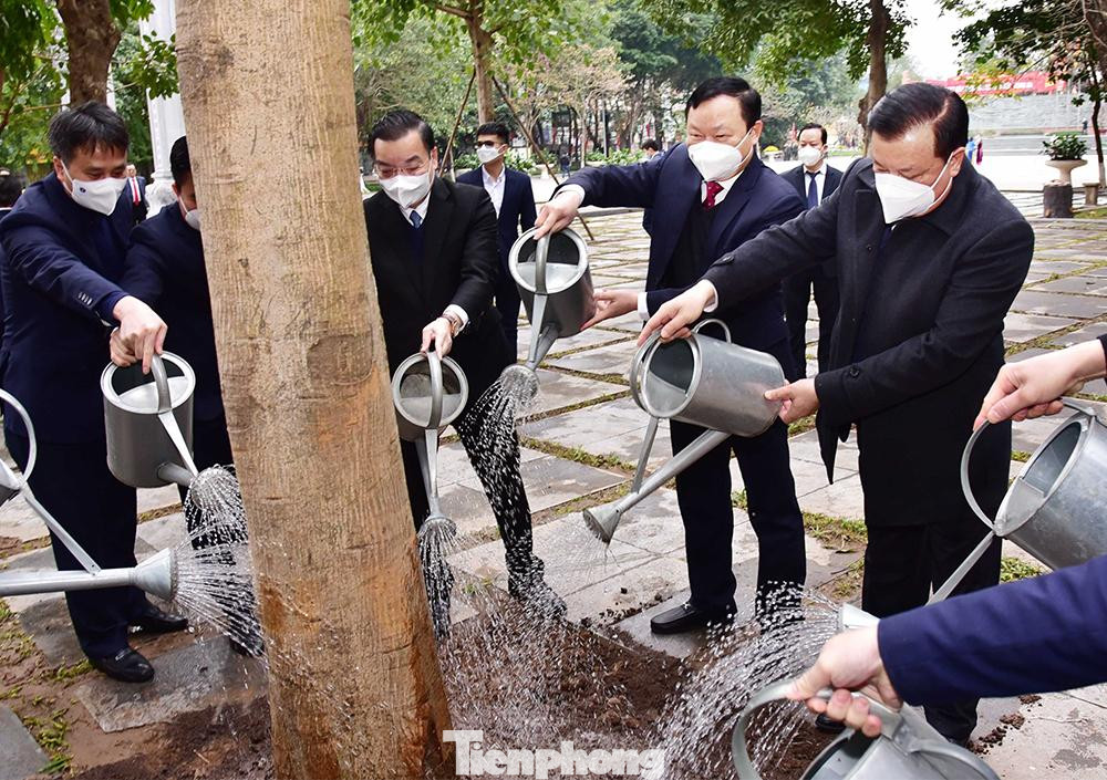 Bí thư Thành ủy Hà Nội Đinh Tiến Dũng và các đồng chí lãnh đạo thành phố Hà Nội trồng cây lưu niệm tại công viên văn hóa Đống Đa.