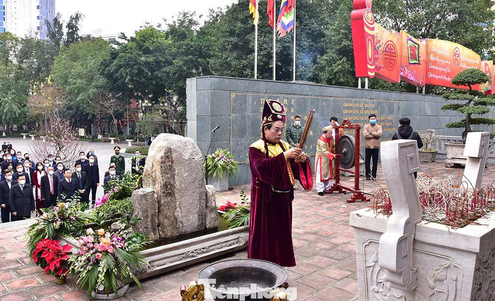 Quang cảnh lễ dâng hoa, dâng hương nhân kỷ niệm 233 năm chiến thắng Ngọc Hồi - Đống Đa và tưởng niệm Anh hùng dân tộc Quang Trung - Nguyễn Huệ.