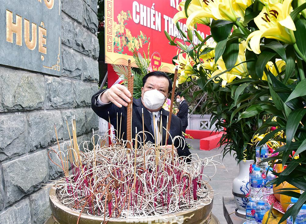 Bí thư Thành uỷ Hà Nội, Đinh Tiến Dũng đến dâng hoa và thắp hương tại tượng đài vua Quang Trung - Nguyễn Huệ