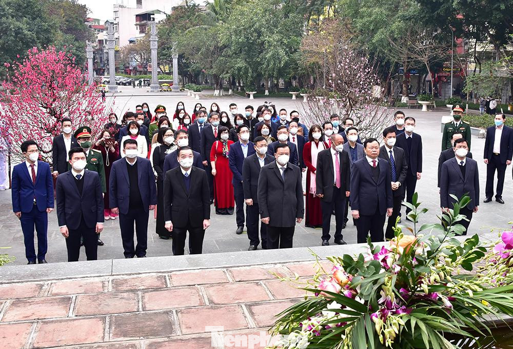 Trước anh linh người Anh hùng áo vải cờ đào, các đồng chí lãnh đạo thành phố thành tâm tưởng nhớ người thủ lĩnh của phong trào khởi nghĩa nông dân Tây Sơn - nhà quân sự với những chiến công vang dội chống thù trong, giặc ngoài ở Quy Nhơn, Phú Yên, Phú Xuân, Rạch Gầm - Xoài Mút và đỉnh cao là chiến thắng Ngọc Hồi - Đống Đa lịch sử vào mùa xuân năm Kỷ Dậu 1789.