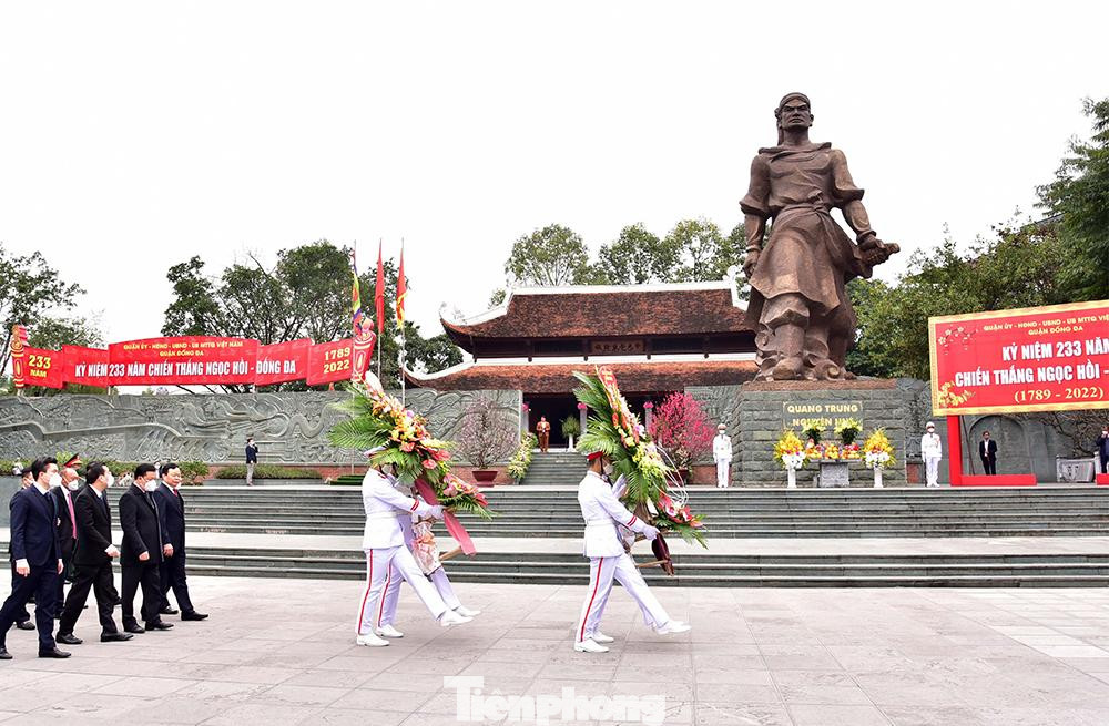 Năm nay, do tình hình dịch COVID-19 diễn biến phức tạp, khó lường, thực hiện nghiêm các chỉ đạo của trung ương, Hà Nội dừng tổ chức Lễ hội Gò Đống Đa, diễn ra vào mùng 5 Tết Nguyên đán hằng năm, kỷ niệm ngày Quang Trung đại phá đồn Ngọc Hồi, tiến vào giải phóng Thăng Long khỏi quân Thanh xâm lược. Lễ dâng hoa, dâng hương tưởng nhớ Hoàng đế Quang Trung - Nguyễn Huệ của Đoàn đại biểu thành phố Hà Nội được thực hiện theo đúng các quy định về phòng dịch COVID-19