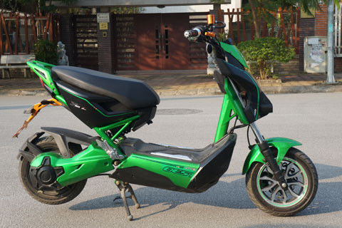 Yên xe đủ rộng cho 2 người nhỏ hoặc 1 người to lớn