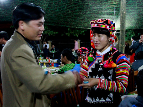 Chủ khách nâng chén chúc nhau Kha pi pô (chúc sức khỏe) 