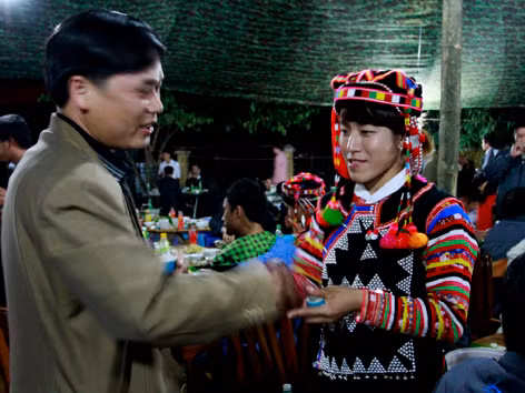Chủ khách nâng chén chúc nhau Kha pi pô (chúc sức khỏe) 