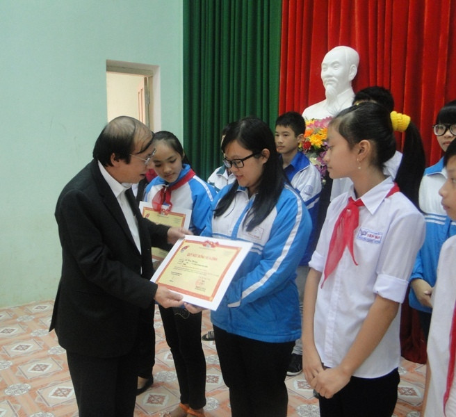 Đồng chí Vũ Quang Vinh trao học bổng cho các em học sinh