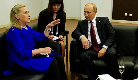 Nhận xét bất ngờ của bà Clinton về dáng ngồi của Tổng thống Putin ảnh 1