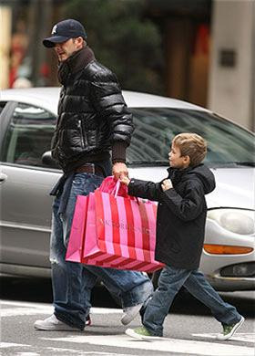 Becks cùng bé Romeo đi shopping Becks cùng bé Romeo đi shopping
