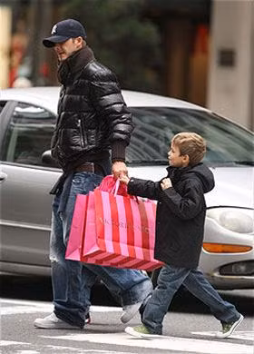 Becks cùng bé Romeo đi shopping