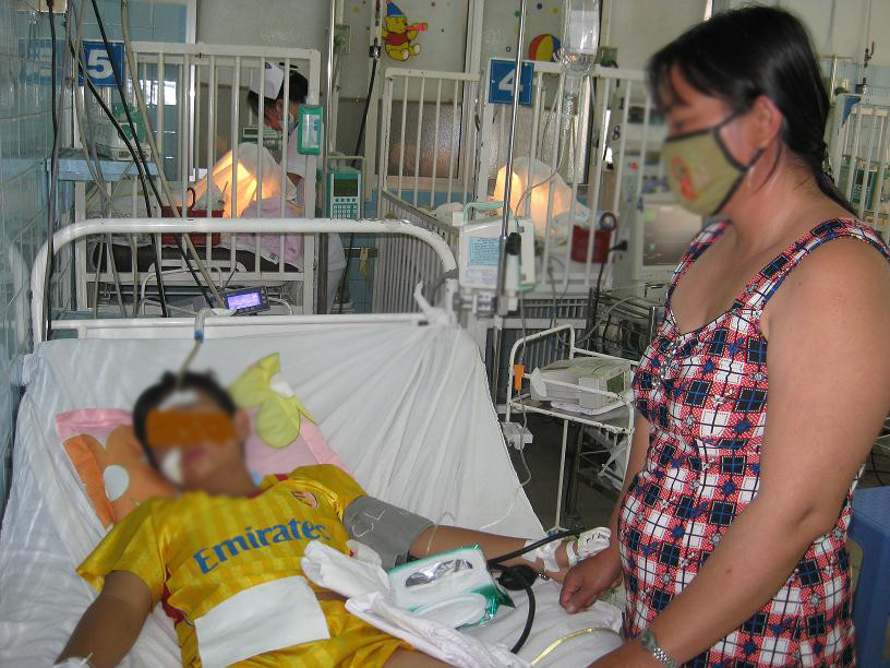  Cháu T. đang nằm điều trị tại BV Nhi Đồng 2 (ảnh BV Nhi đồng 2)