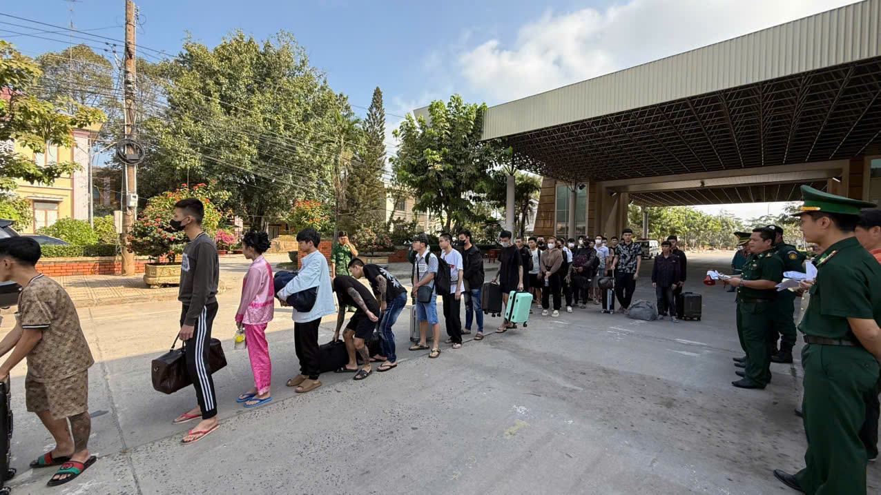 Tiếp nhận 177 người được trao trả từ Campuchia.