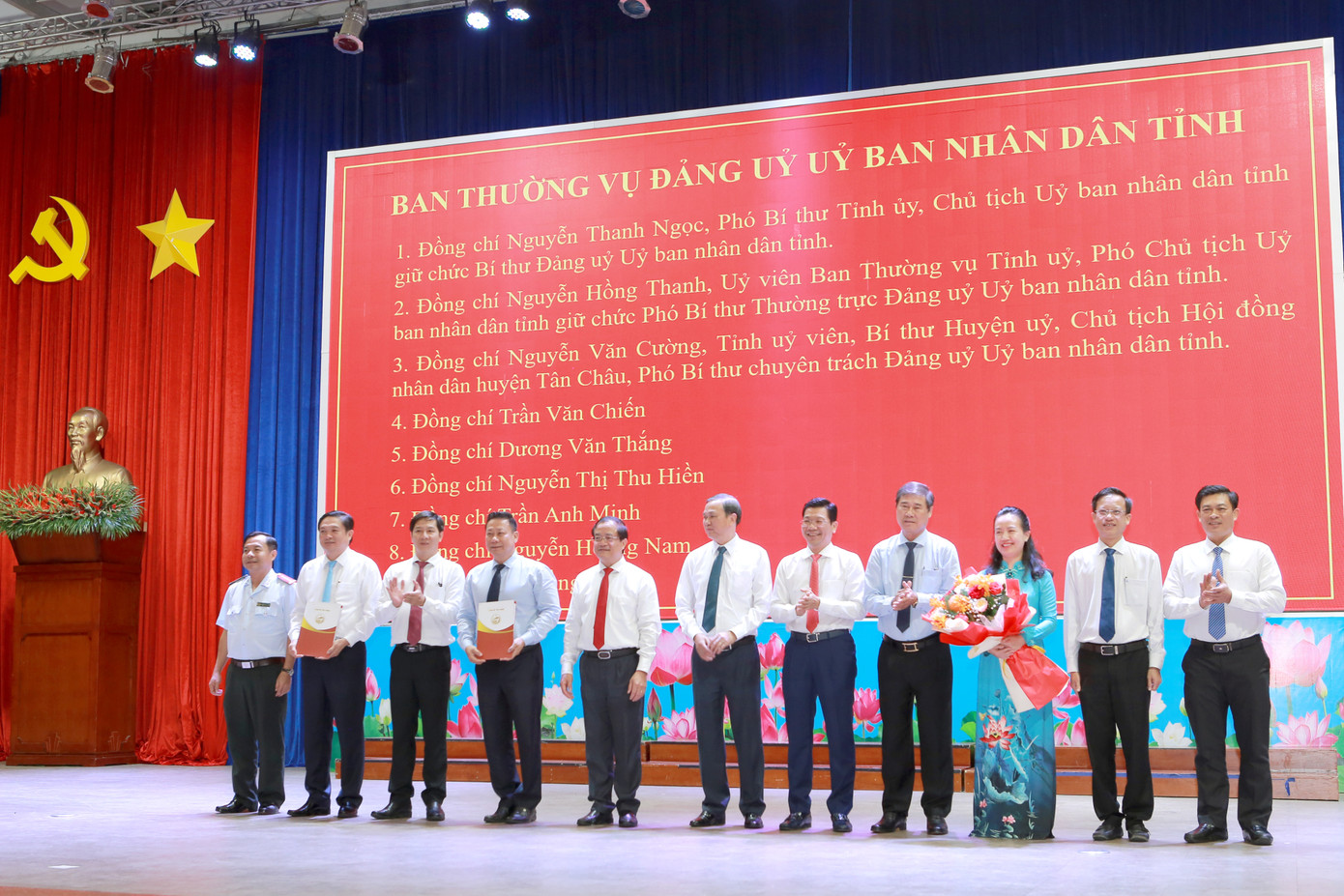 Trao quyết định thành lập mới Đảng bộ UBND tỉnh Tây Ninh.