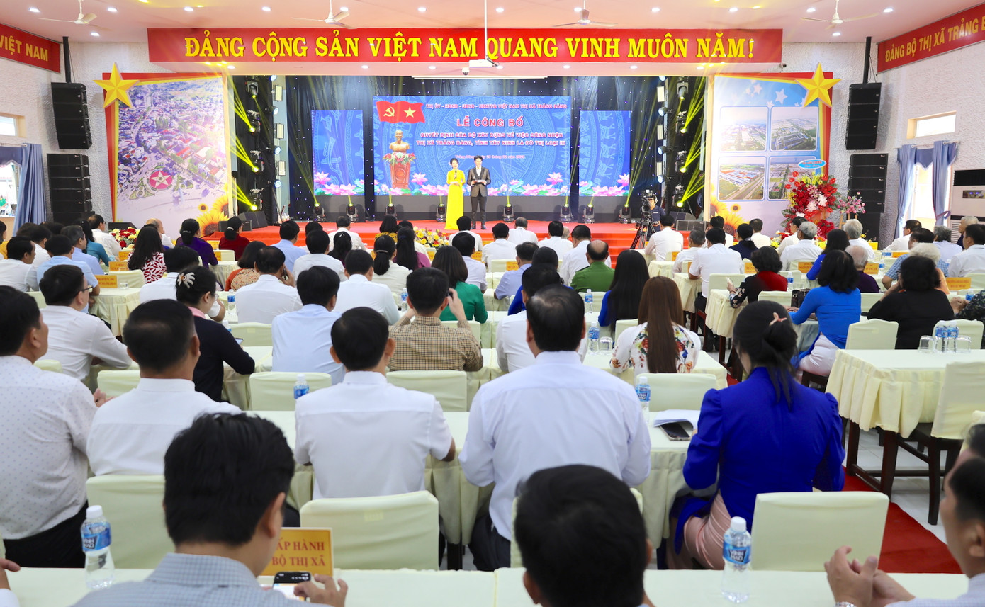 Đại biểu dự Lễ đón nhận quyết định Trảng Bàng đạt đô thị loại III. Ảnh: Y.N