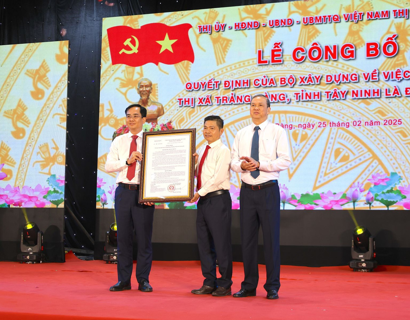 Ông Đoàn Minh Long, Bí thư Thị ủy Trảng Bàng (phải) đón nhận quyết định công nhận Trảng Bàng là đô thị loại III. Ảnh: Y.N