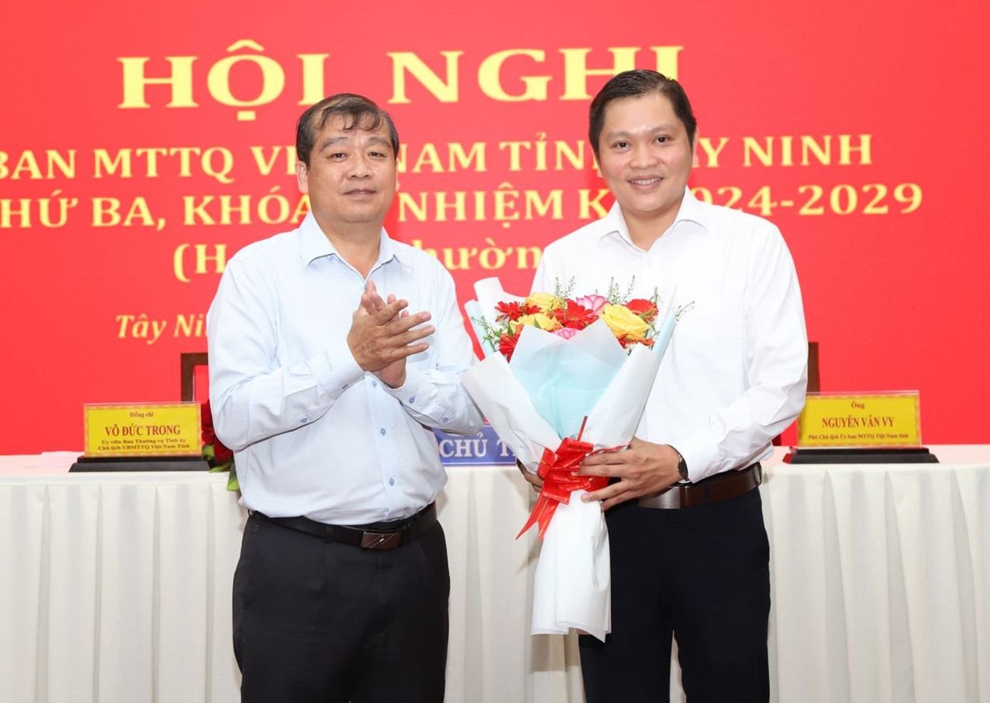 Chủ tịch Ủy ban MTTQ Việt Nam tỉnh Tây Ninh Võ Đức Trong (trái sang) tặng hoa chúc mừng tân Phó Chủ tịch Ủy ban MTTQ Việt Nam tỉnh Nguyễn Tiến Tân. Ảnh: BTN