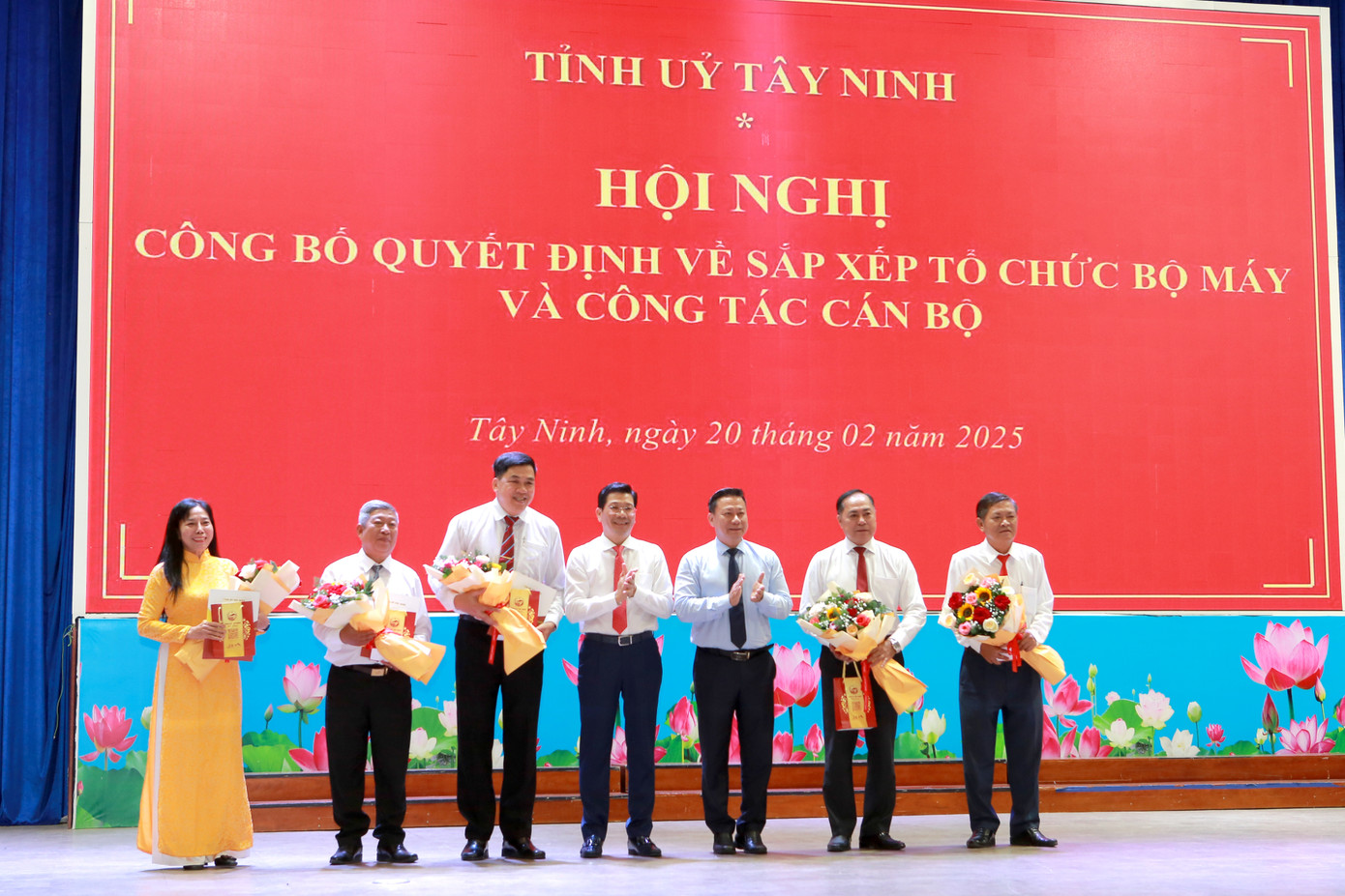 Trao quyết định nghỉ hưu trước tuổi cho cán thuộc diện Ban Thường vụ Tỉnh ủy quản lý.