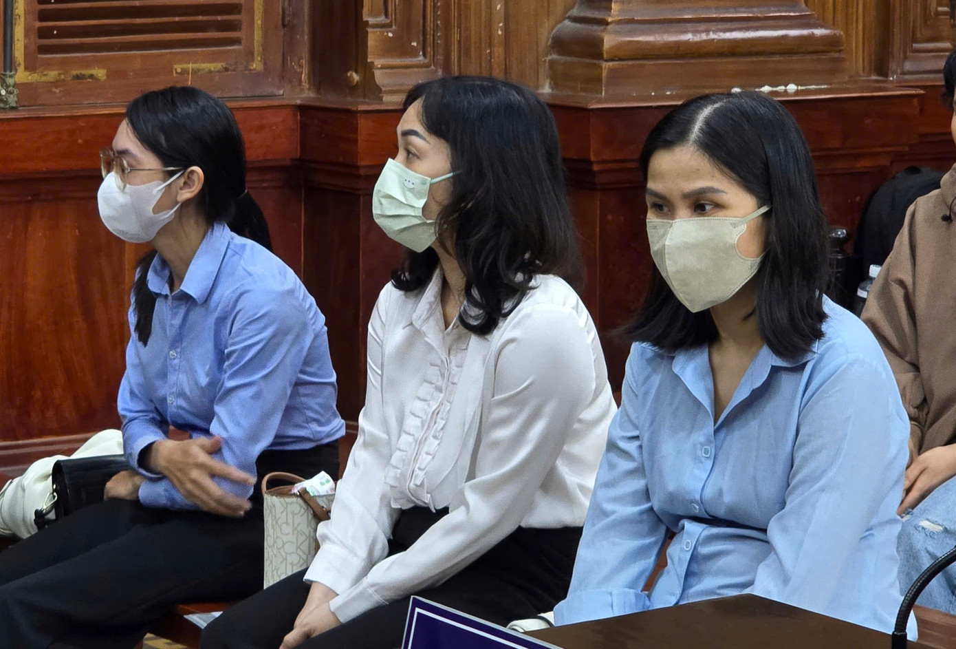 Bị cáo Nguyễn Hoàng Kim Vy (ngoài cùng, phải sang) tại phiên tòa. Bị cáo Nguyễn Hoàng Kim Vy (ngoài cùng, phải sang) tại phiên tòa.