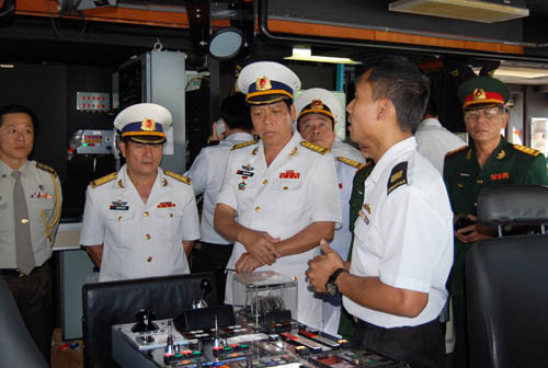 Sĩ quan hải quân Singapore giới thiệu tính năng hoạt động của tàu