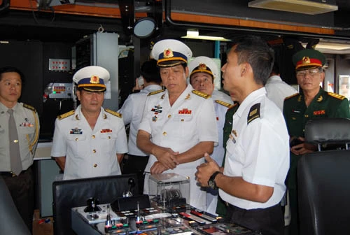 Sĩ quan hải quân Singapore giới thiệu tính năng hoạt động của tàu