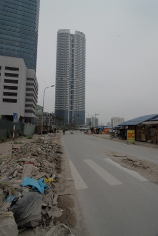 Rác thải được đổ ngập bên đường