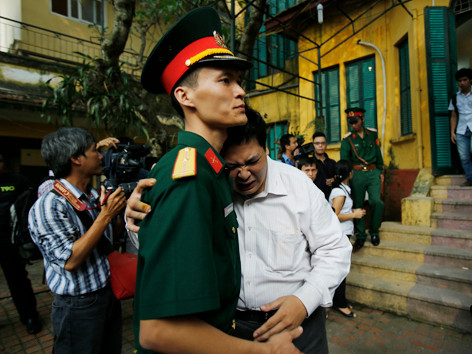 Người đàn ông khóc òa tựa vào vai một chiến sĩ cảnh vệ trước cửa nhà Đại tướng