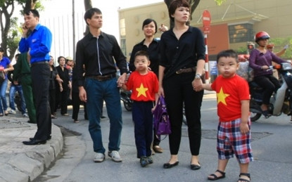 Gia đình Xuân Bắc đi viếng Đại tướng Võ Nguyên Giáp. Ảnh: Afamily