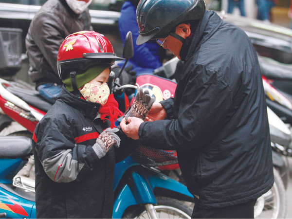 Học sinh tiểu học Ngô Quyền (Hai Bà Trưng - Hà Nội) vẫn đến trường. Ảnh: Hồng Vĩnh