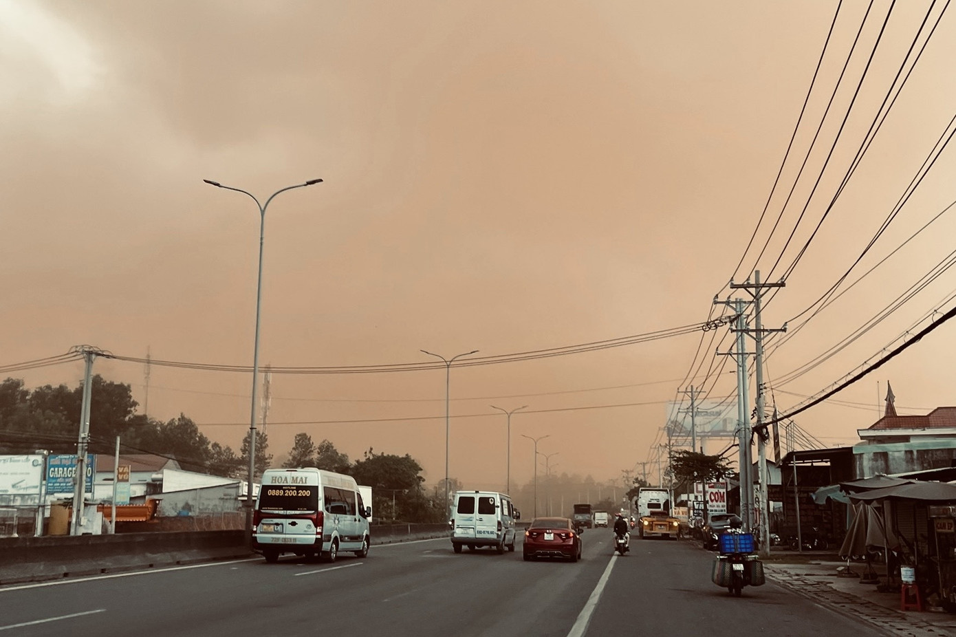 Phương tiện di chuyển trên QL51 trong “bão bụi”. Ảnh: H.H