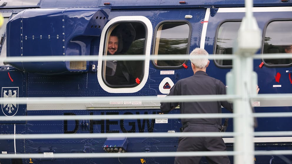 Ông Zelensky tươi cười khi nhận lại điện thoại. Ảnh: Bild