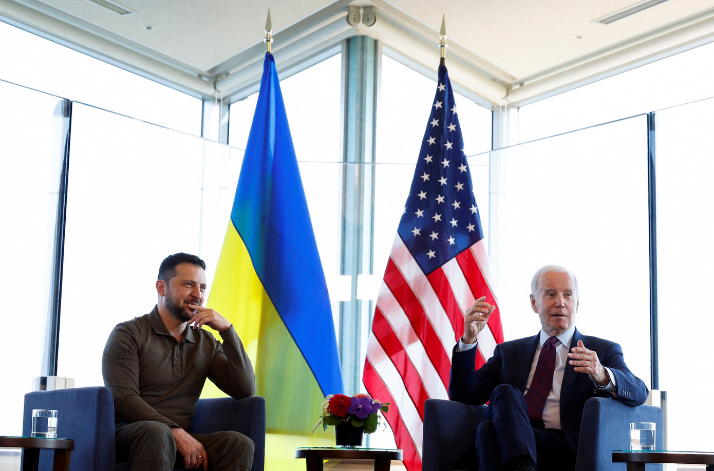 Tổng thống Mỹ Joe Biden gặp Tổng thống Ukraine Volodymyr Zelensky tại Hiroshima ngày 21/5. Ảnh: Reuters Tổng thống Mỹ Joe Biden gặp Tổng thống Ukraine Volodymyr Zelensky tại Hiroshima ngày 21/5. Ảnh: Reuters
