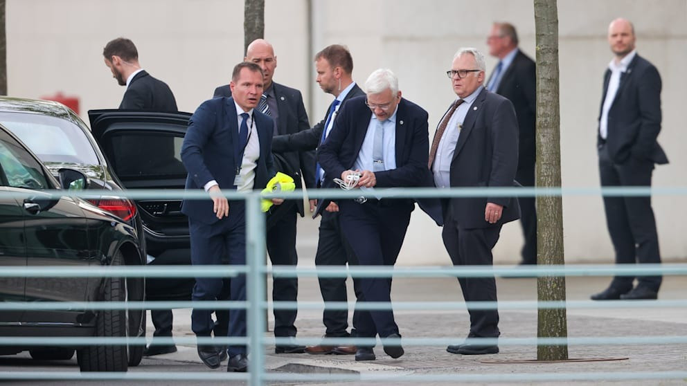 Các nhân viên an ninh phát hiện chiếc điện thoại để quên của ông Zelensky. Ảnh: Bild