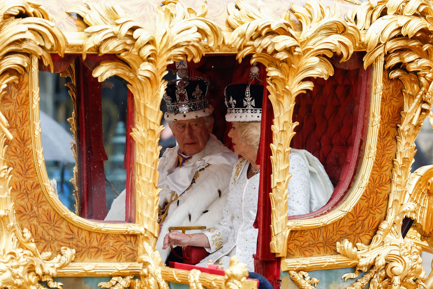 Nhà vua và Hoàng hậu trở về Cung điện Buckingham. Ảnh: Getty