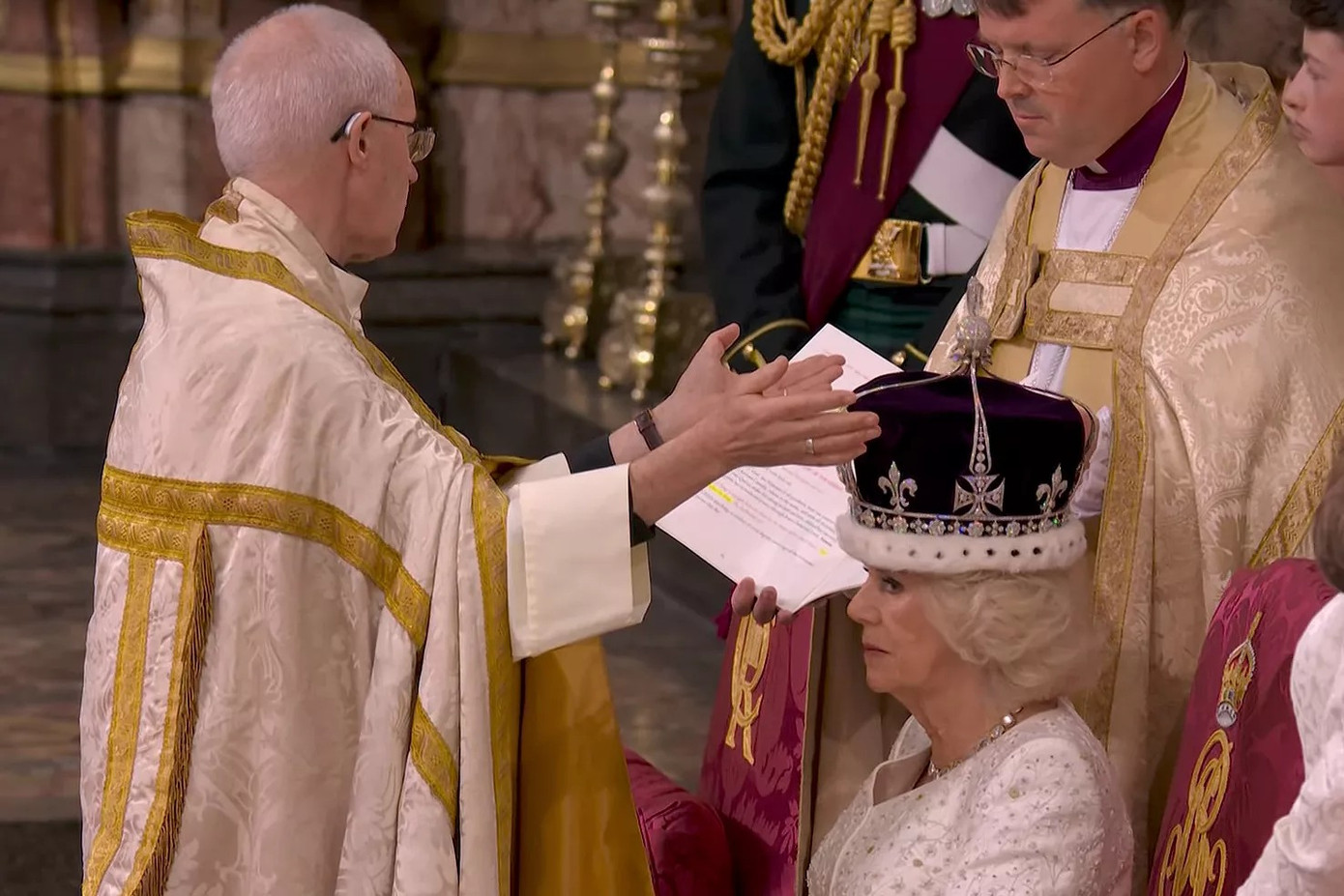 Sau nghi thức của Nhà vua Charles III, Tổng giám mục Welby thực hiện nghi thức đăng quang cho Hoàng hậu Camilla. Trong ảnh, bà Camilla đội Vương miện Hoàng hậu Mary. Ảnh: BBC