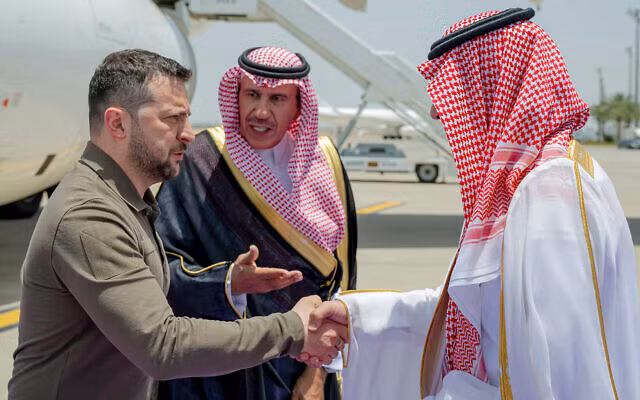 Tổng thống Ukraine Volodymyr Zelensky đến Ả Rập Saudi hôm 19/5. Ảnh: AP
