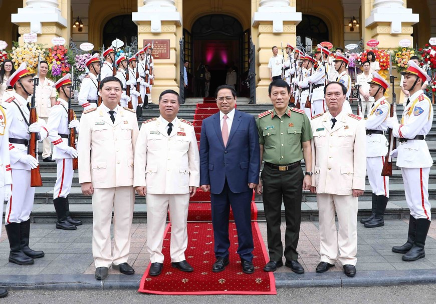 Thủ tướng Phạm Minh Chính với lãnh đạo Bộ Công an, lãnh đạo Cục An ninh Kinh tế. (Ảnh: Phạm Kiên/TTXVN)