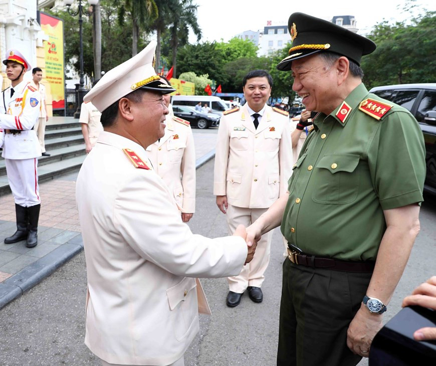 Trung tướng Nguyễn Đình Thuận, Cục trưởng Cục An ninh kinh tế đón Đại tướng Tô Lâm, Ủy viên Bộ Chính trị, Bộ trưởng Bộ Công an. (Ảnh: Phạm Kiên/TTXVN)