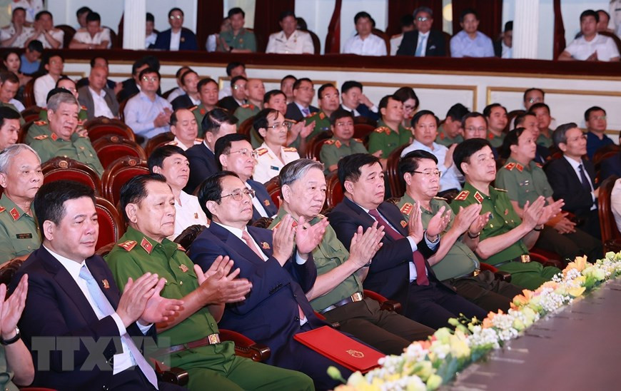 Thủ tướng Phạm Minh Chính và các đại biểu dự Lễ kỷ niệm 70 năm Ngày truyền thống lực lượng An ninh Kinh tế. (Ảnh: Dương Giang/TTXVN)